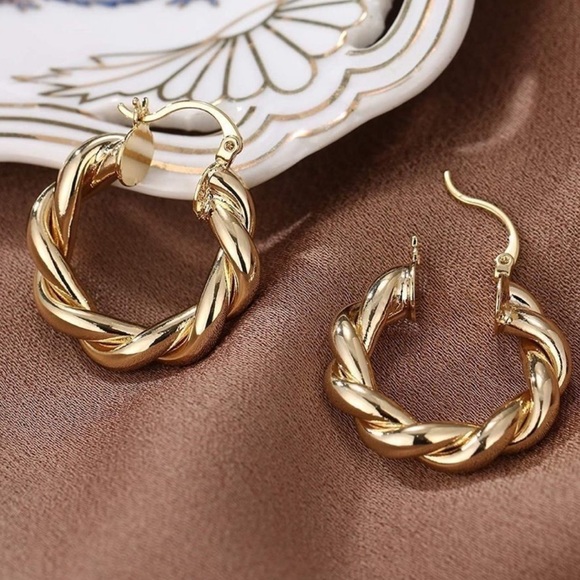 NEW Chunky Twisted 14k Gold Plated Earrings - Picture 3 of 3